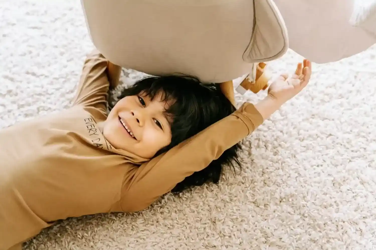 Family spending time outdoors while practicing healthy parenting tips